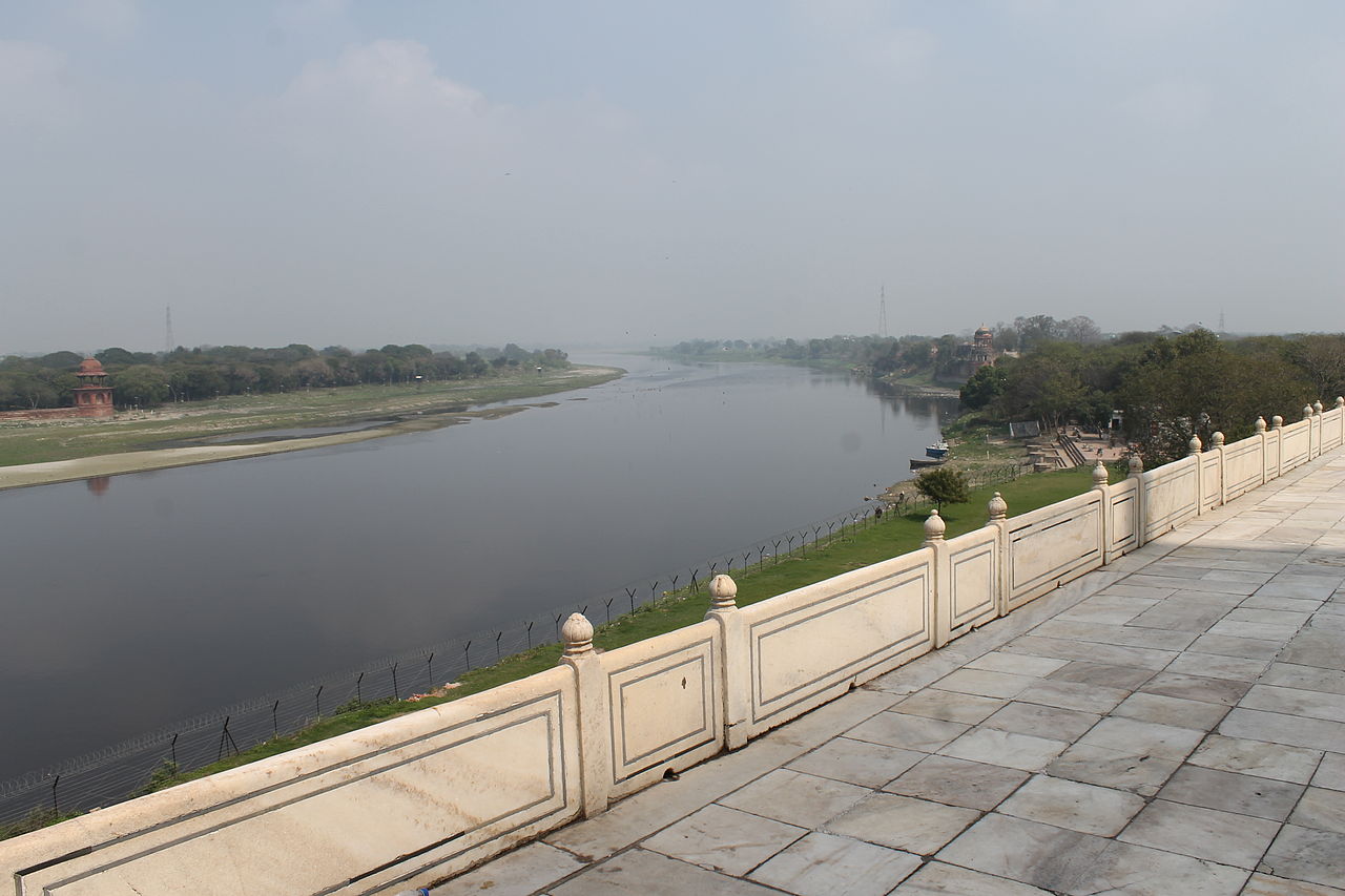 black yamuna behind the taj