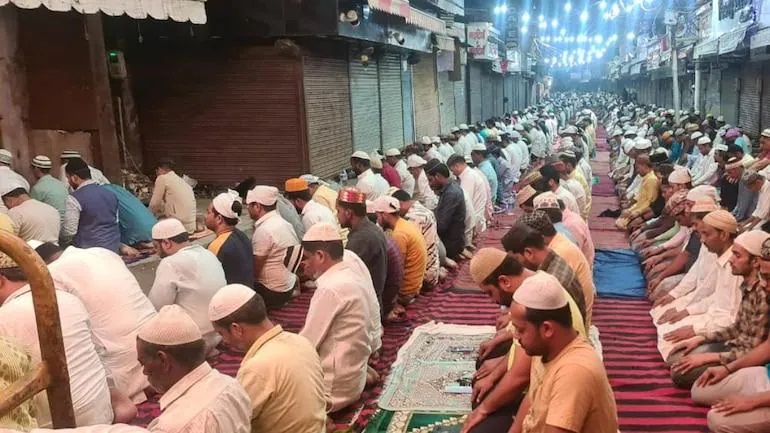 Namaz on road