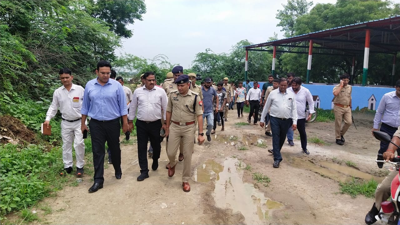 dm-agra-navneet-singh-chahal-surveyed-flood-prone-villages